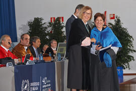 Entrega de la insignia al mérito en el trabajo. Acto Conmemorativo de los 40 años de la Universidad de Málaga. Escuela Técnica Superior de Ingeniería Informática. Diciembre de 2012