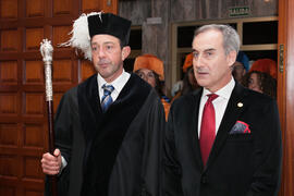 Imposición de la Medalla de Oro de la Universidad de Málaga a la Universidad de Granada. Paraninfo. Diciembre de 2016