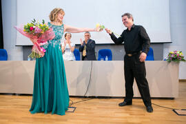 La soprano Ascensión Padilla y el pianista Ernesto Gabaldón tras su actuación. Graduación y clausura del curso del Aula de Mayores de la Universidad de Málaga. Campus de Teatinos. Junio de 2018