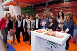 Foto de grupo. Inauguración de las Jornadas de Puertas Abiertas de la Universidad de Málaga. Complejo Polideportivo Universitario. Abril de 2015