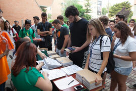 Llegada de alumnado. Examen en el aula Magna de la Facultad de Económicas y Empresariales. Olimpiada Española de Economía, Fase Nacional. Málaga. Junio de 2015