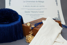 Birrete, guantes, libro de la ciencia y anillIo, elementos que acreditan la investidura como Doctor "Honoris Causa" de Miguel Delibes de Castro por la Facultad de Ciencias de la Universidad de Málaga. Junio de 2014