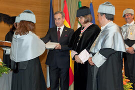 Investidura como Doctores "Honoris Causa" de Michelle Mattelart y Armand Mattelart por la Facultad de Ciencias de la Comunicación de la Universidad de Málaga. Rectorado. Abril de 2014