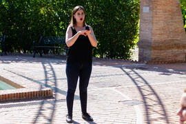Intérprete de signos. Conferencia "Dialogando" con Theresa Zabell. Jardín Botánico de la Universidad de Málaga. Mayo de 2021