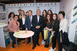 Foto de grupo en el estand del Instituto Andaluz de Juventud de las Jornadas de Puertas Abiertas de la Universidad de Málaga. Complejo Polideportivo Universitario. Marzo de 2017