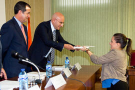 Entrega de diploma ganador V Reto Gestalentum. Facultad de Ciencias Económicas y Empresariales. Octubre de 2014