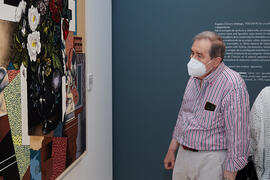 Visitante de la exposición "Eugenio Chicano Siempre". Museo de Málaga. Junio de 2021