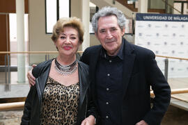 Miguel Ríos y señora momentos previos a la conferencia "La música como testimonio de la Transición" del ciclo "Historia, documentos y sociedad". Edificio del Rectorado. Abril de 2019