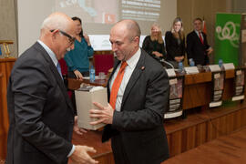 Entrega de obsequio a Felipe Foj durante la inauguración de las VIII Jornadas Andaluzas de Enseñanza de Economía. Facultad de Ciencias Económicas y Empresariales. Febrero de 2015