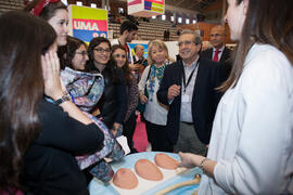 José Ángel Narváez en el estand de la Facultad de Medicina. Jornadas de Puertas Abiertas de la Universidad de Málaga. Complejo Polideportivo Universitario. Abril de 2016