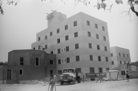 Fase final de la construcción del Hospital de la Cruz Roja en Ciudad Jardín. Málaga. Octubre de 1963