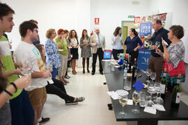 Cata de vino. Mesa redonda "Emprendimiento femenino en la gastronomía". Seminario "Emprende 21". Facultad de Ciencias Económicas y Empresariales. Octubre de 2016