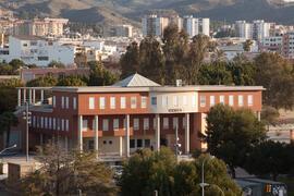 Centro de Investigaciones Médico Sanitarias (CIMES) desde el Jardín Botánico. Campus de Teatinos. Marzo de 2014