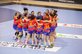 La selección española celebra la victoria. Partido Rumanía - España. Categoría femenina. Campeonato del Mundo Universitario de Balonmano. Antequera. Julio de 2016