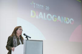 Patricia Benavides presenta la conferencia "Dialogando" con Chema Alonso. Salón de actos de la E.T.S.I Informática y Telecomunicaciones. Abril de 2017