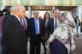 Hissa Al-Otaiba, José Ángel Narváez y Pedro Farias en la inauguración de la Oficina de la Universidad de Sharjah, Emiratos Árabes. Jardín Botánico. Noviembre de 2015
