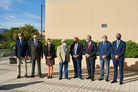 Foto de grupo. Inauguración de la escultura en homenaje a los sanitarios. Facultad de Medicina de la Universidad de Málaga. Octubre de 2021