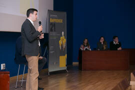 Intervención de un emprendedor en la mesa redonda "Emprendimiento e innovación en promoción del territorio". Seminario "Emprende 21". Paraninfo. Noviembre de 2017
