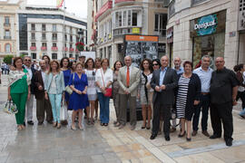 Foto de grupo tras la inauguración de la exposición "Málaga, 50 años de la Facultad de Económicas". Calle Larios. Junio de 2015