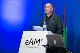 Antonio Álvarez Gil presenta la conferencia inaugural del curso 2018-2019 de la Escuela Técnica Superior de Arquitectura de la Universidad de Málaga. Paraninfo. Octubre de 2018