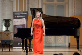 Paula Coronas en su concierto homenaje a la Facultad de Económicas. Teatro María Cristina. Mayo de 2015