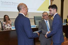 Entrega del premio al mejor expediente académico de Grado a Pedro Fernández Martín. Celebración del 50 Aniversario de la Facultad de Medicina de la Universidad de Málaga. Facultad de Medicina. Octubre de 2022