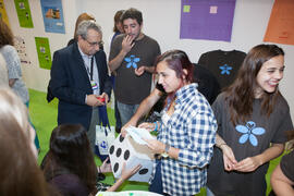 José Ángel Narváez en el estand de Igualdad y Acción Social. Jornadas de Puertas Abiertas de la Universidad de Málaga. Complejo Polideportivo Universitario. Abril de 2016