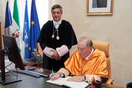 Firma del libro de honor. Investidura de Jorge Martínez-Vázquez como Doctor "Honoris Causa" por la Universidad de Málaga. Edificio del Rectorado. Julio de 2025