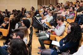 Asistentes a la conferencia "Dialogando para desmontar mitos sobre nutrición", con Aitor Sánchez. Facultad de Medicina. Marzo de 2017