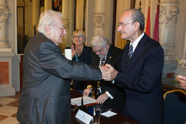 Francisco de la Torre felicita a Eugenio Chicano por su nombramiento como miembro de la Real Academia de Bellas Artes de San Telmo. Salón de los Espejos, Ayuntamiento de Málaga. Septiembre de 2016