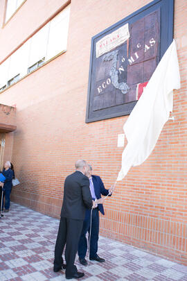 Inauguración del mural conmemorativo del 50 Aniversario de la Facultad de Económicas. Facultad de Ciencias Económicas y Empresariales. Marzo de 2019