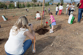 Niña graduada de la Escuela Infantil incorpora su árbol al Bosque del Conocimiento. Campus de Teatinos. Mayo 2015
