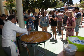 Cristóbal Villar preparando una paella para la fiesta del Día del Español. Centro Internacional de Español de la Universidad de Málaga. Junio de 2016