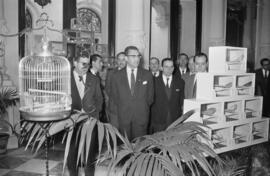 Autoridades en el Salón de los Espejos del Ayuntamiento de Málaga con motivo del concurso de canaricultura. Enero de 1963