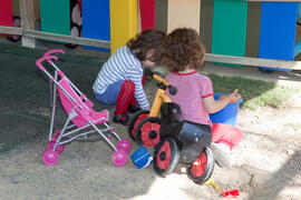 Niñas jugando. Escuela Infantil Francisca Luque. Campus de Teatinos. Mayo de 2014