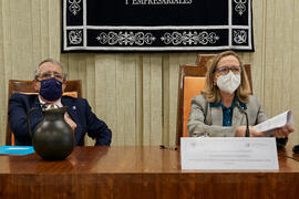 José Ángel Narváez con la Ministra de Economía Nadia Calviño. Facultad de Ciencias Económicas y Empresariales. Enero de 2022