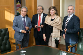 Foto de grupo previa a la firma del convenio de la Universidad de Málaga con el gobierno de Paraguay. Edificio del Rectorado. Diciembre de 2017