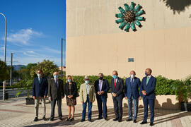 Foto de grupo. Inauguración de la escultura en homenaje a los sanitarios. Facultad de Medicina de la Universidad de Málaga. Octubre de 2021