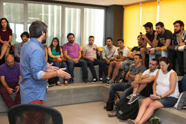 Nacho Muñoz presenta la actividad a los participantes en el Spin-Off Scape. Edificio "The Green Ray". Septiembre de 2016