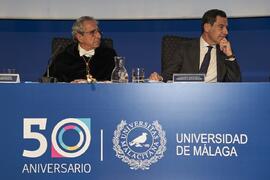 José Ángel Narváez y Juan Manuel Moreno. Imposición de la Medalla de Oro de la Universidad de Málaga a Junta de Andalucía, Diputación Provincial de Málaga y Ayuntamiento de la capital. Paraninfo. Noviembre de 2023