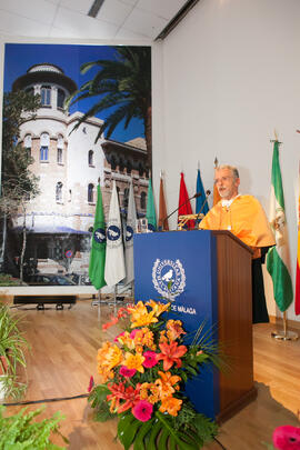 Lázaro Rodríguez Ariza en la imposición de la Medalla de Oro de la Universidad de Málaga a la Universidad de Granada. Paraninfo. Diciembre de 2016