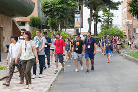 Llegada de alumnado. Examen en el aula Magna de la Facultad de Económicas y Empresariales. Olimpiada Española de Economía, Fase Nacional. Málaga. Junio de 2015