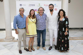 Manu Sánchez y Selu García Cosío con autoridades. Curso "30 años de Carnaval de Cádiz, máximo exponente del humor crítico" . Cursos de Verano de la Universidad de Málaga. Vélez-Málaga. Julio de 2019