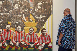 Visitante de la exposición "Eugenio Chicano Siempre". Museo de Málaga. Junio de 2021