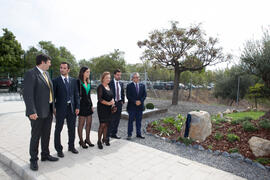 Ernesto Pimentel y José Ángel Narváez con la familia del homenajeado. Homenaje en recuerdo del profesor José María Troya. Escuela Técnica Superior de Ingeniería Informática. Octubre de 2016