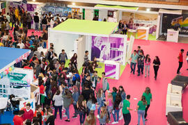Estand de Becas. Jornadas de Puertas Abiertas de la Universidad de Málaga. Complejo Polideportivo Universitario. Abril de 2016