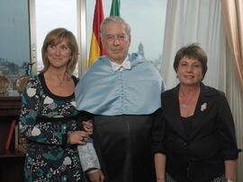 Retrato grupal con Mario Vargas Llosa como Doctor "Honoris Causa" por la Facultad de Filosofía y Letras de la Universidad de Málaga. Rectorado. Abril de 2007