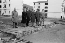 El alcalde Francisco García Grana y otras personalidades en la construcción del puente sobre el Arroyo de los Ángeles. Málaga. Febrero de 1963