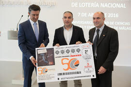 Miguel Ángel Conejo, Elías Bendodo y Eugenio José Luque en la presentación del décimo de lotería conmemorativo del 50 Aniversario de la Facultad de Económicas. Diputación Provincial de Málaga.Facultad de Ciencias Económicas y Empresariales. Abril de 2016