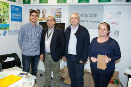 José Ángel Narváez en el estand del Instituto Andaluz de la Juventud. Jornadas de Puertas Abiertas de la Universidad de Málaga. Complejo Polideportivo Universitario. Abril de 2016